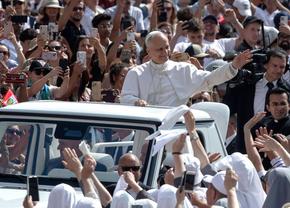 Papa Leon a surprins pe toată lumea » Gestul făcut în fața a mii de oameni a risipit dubiile: ce a purtat