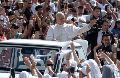 Papa Leon a surprins pe toată lumea » Gestul făcut în fața a mii de oameni a risipit dubiile: ce a purtat