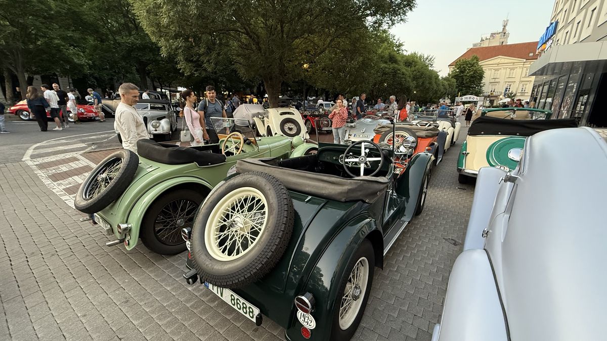 Imagini ca din perioada interbelică » Echipa GSP a participat la o cursă auto istorică: peste 100 de mașini de colecție