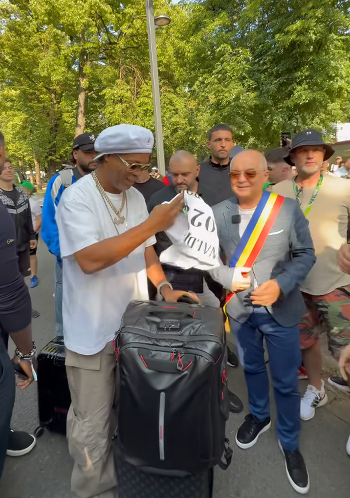 Ronaldinho a ajuns la Cluj și a fost așteptat de Emil Boc » Ce cadou i-a făcut primarul