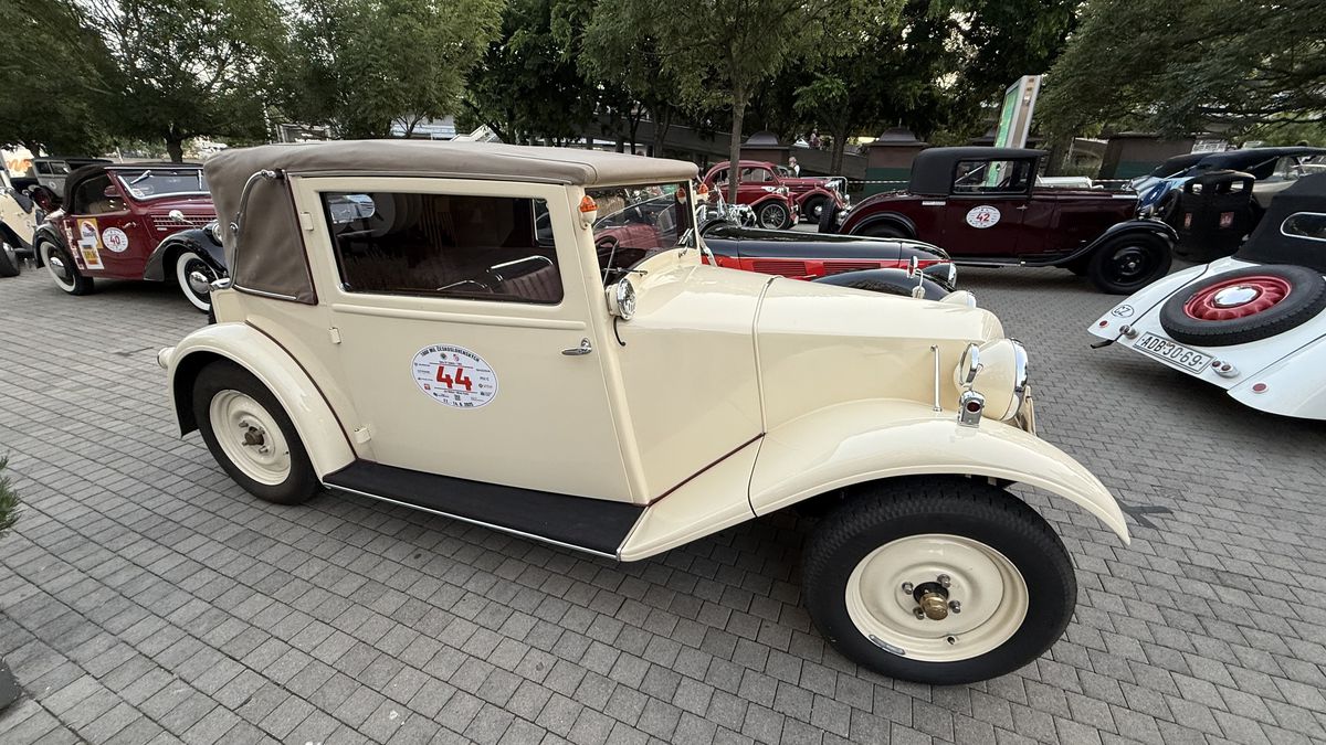 Imagini ca din perioada interbelică » Echipa GSP a participat la o cursă auto istorică: peste 100 de mașini de colecție