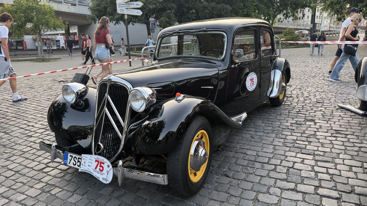 Imagini ca din perioada interbelică » Echipa GSP a participat la o cursă auto istorică: peste 100 de mașini de colecție