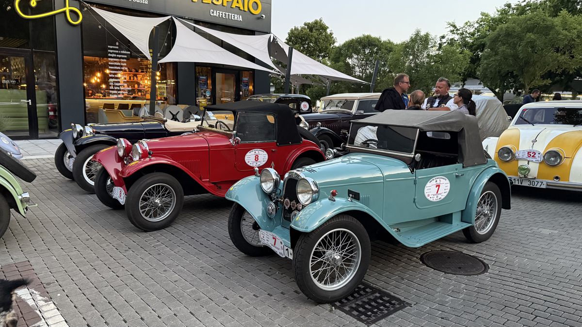 Imagini ca din perioada interbelică » Echipa GSP a participat la o cursă auto istorică: peste 100 de mașini de colecție