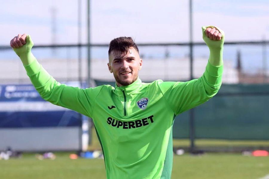 Adi Chică-Roșă, în perioada în care îmbrăca echipamentul Gloriei Buzău // foto: Instagram Atacant nou pentru Liviu Ciobotariu! A refuzat actuala echipă pentru a semna cu Petrolul: „Oferta era extrem de avantajoasă”