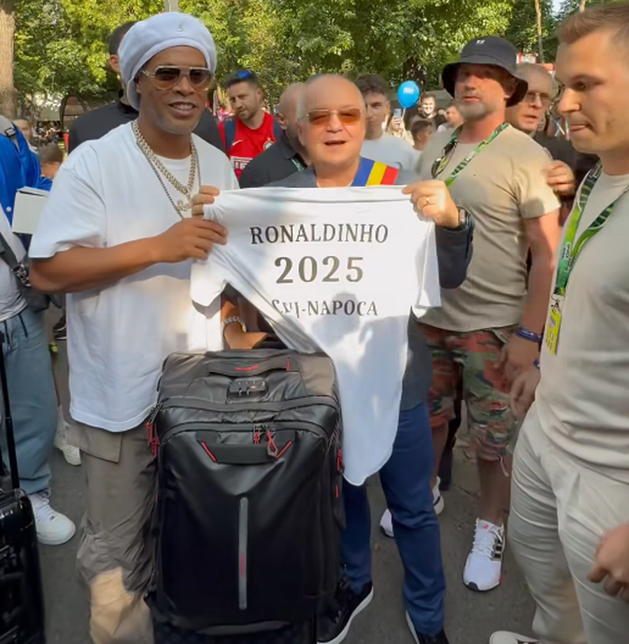 Emil Boc i-a oferit lui Ronaldinho un tricou // foto: Facebook Emil Boc Ronaldinho a ajuns la Cluj și a fost așteptat de Emil Boc » Ce cadou i-a făcut primarul