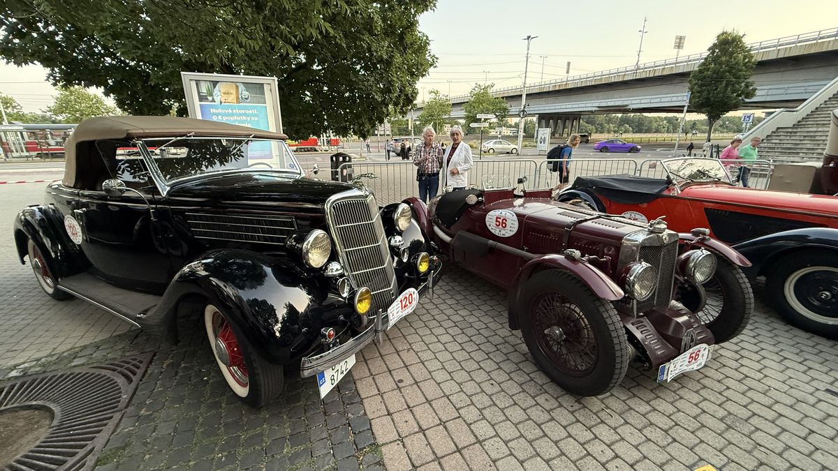 Imagini ca din perioada interbelică » Echipa GSP a participat la o cursă auto istorică: peste 100 de mașini de colecție