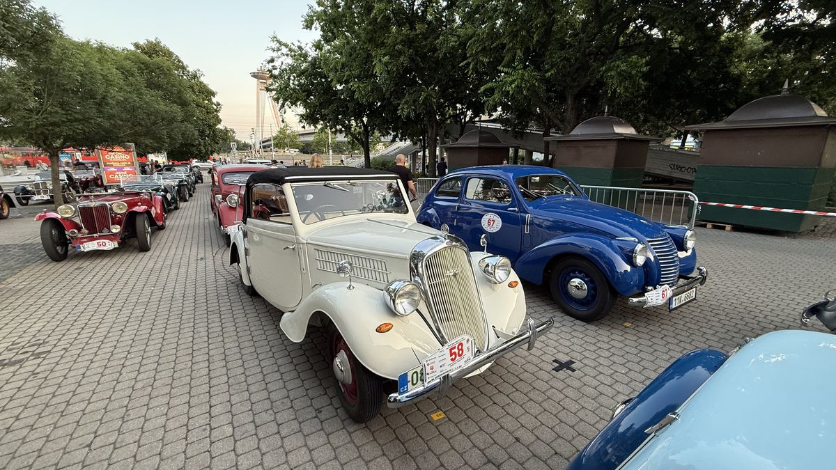 Imagini ca din perioada interbelică » Echipa GSP a participat la o cursă auto istorică: peste 100 de mașini de colecție