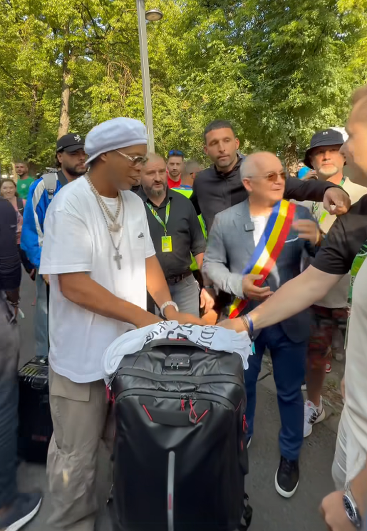 Ronaldinho a ajuns la Cluj și a fost așteptat de Emil Boc » Ce cadou i-a făcut primarul