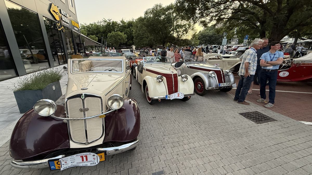 Imagini ca din perioada interbelică » Echipa GSP a participat la o cursă auto istorică: peste 100 de mașini de colecție