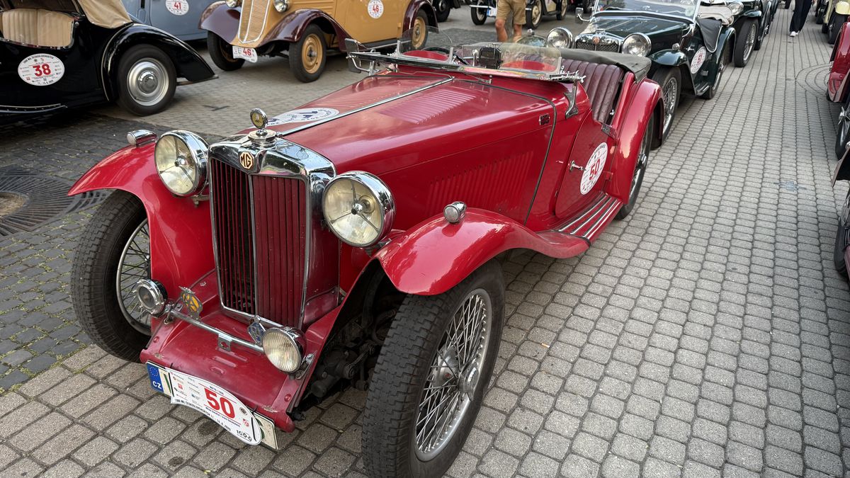 Imagini ca din perioada interbelică » Echipa GSP a participat la o cursă auto istorică: peste 100 de mașini de colecție