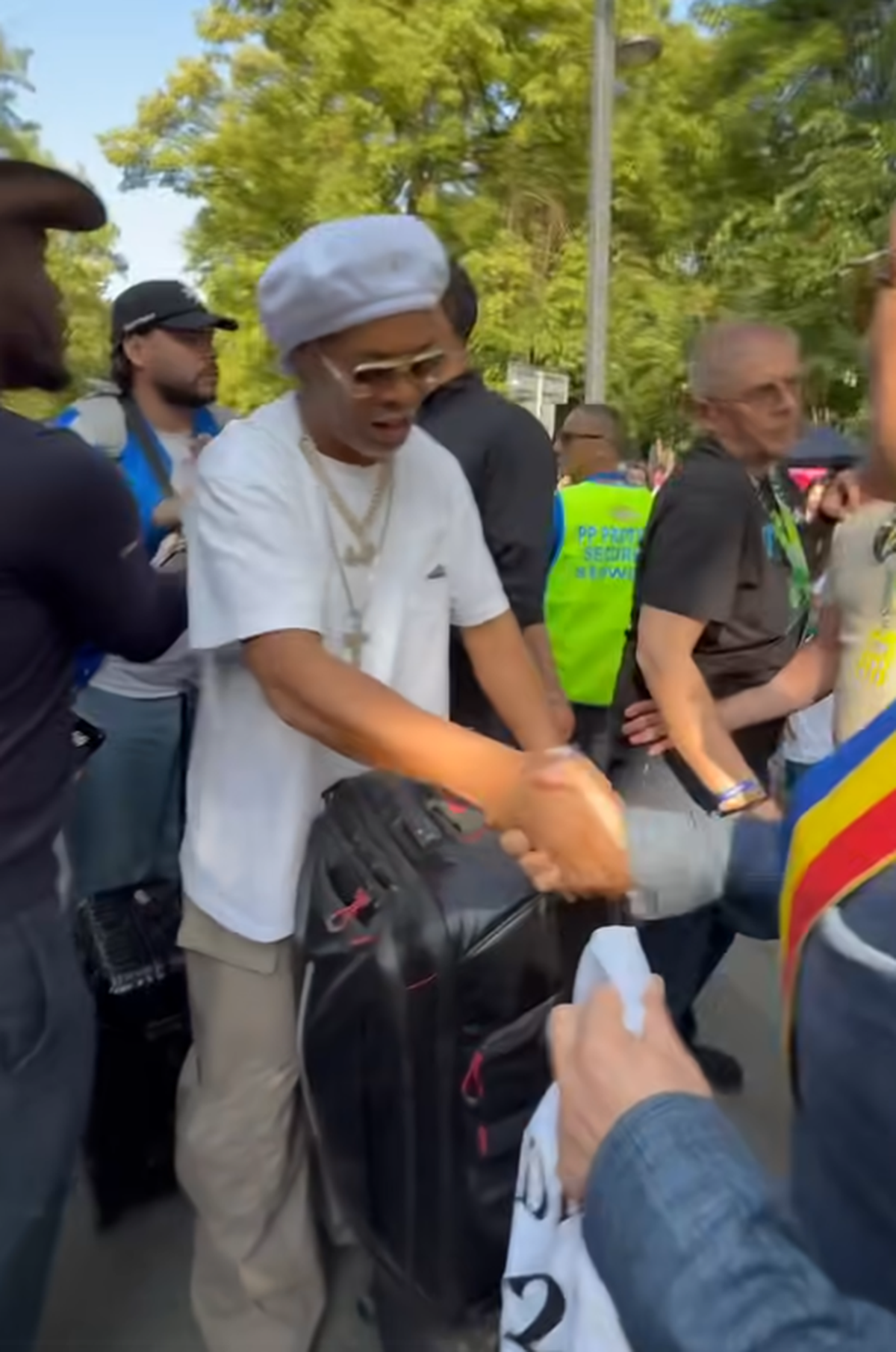 Ronaldinho a ajuns la Cluj și a fost așteptat de Emil Boc » Ce cadou i-a făcut primarul