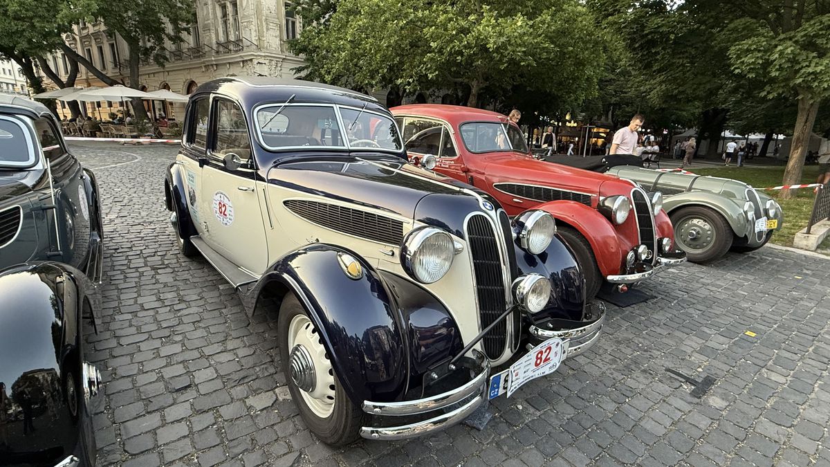 Imagini ca din perioada interbelică » Echipa GSP a participat la o cursă auto istorică: peste 100 de mașini de colecție