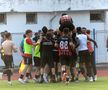 Jucătorii Gloriei, sărbătorind un gol în timpul barajului cu SCM Râmnicu Vâlcea // foto: Facebook @ Gloria Bistrița