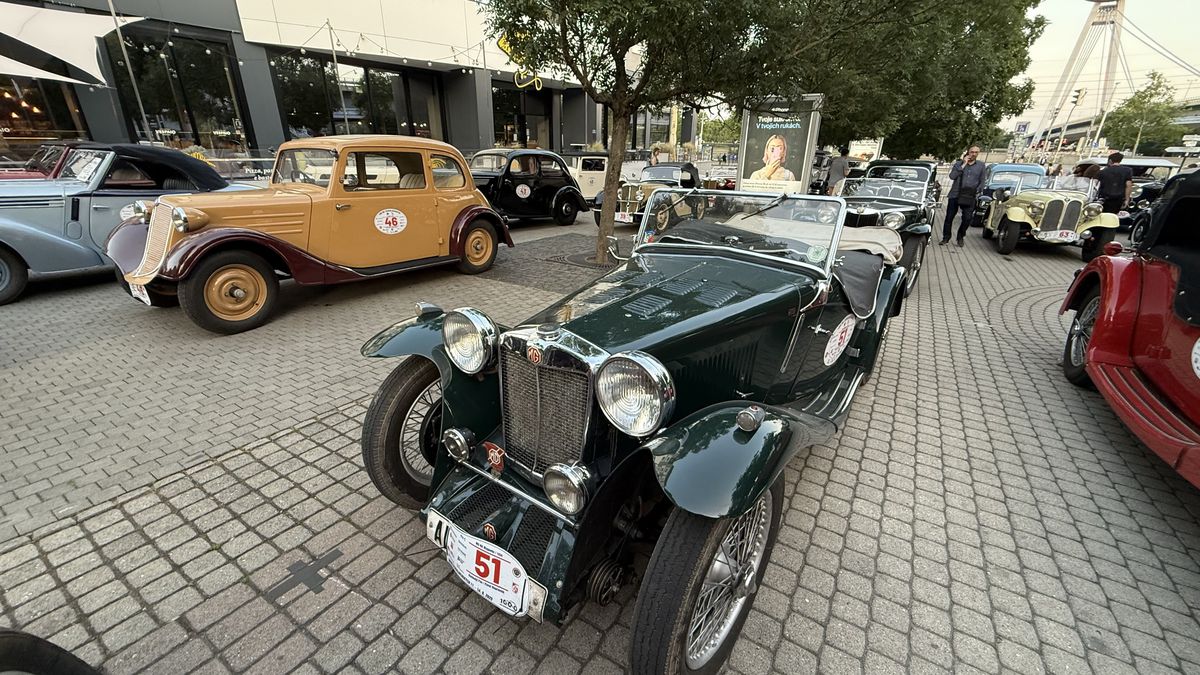 Imagini ca din perioada interbelică » Echipa GSP a participat la o cursă auto istorică: peste 100 de mașini de colecție