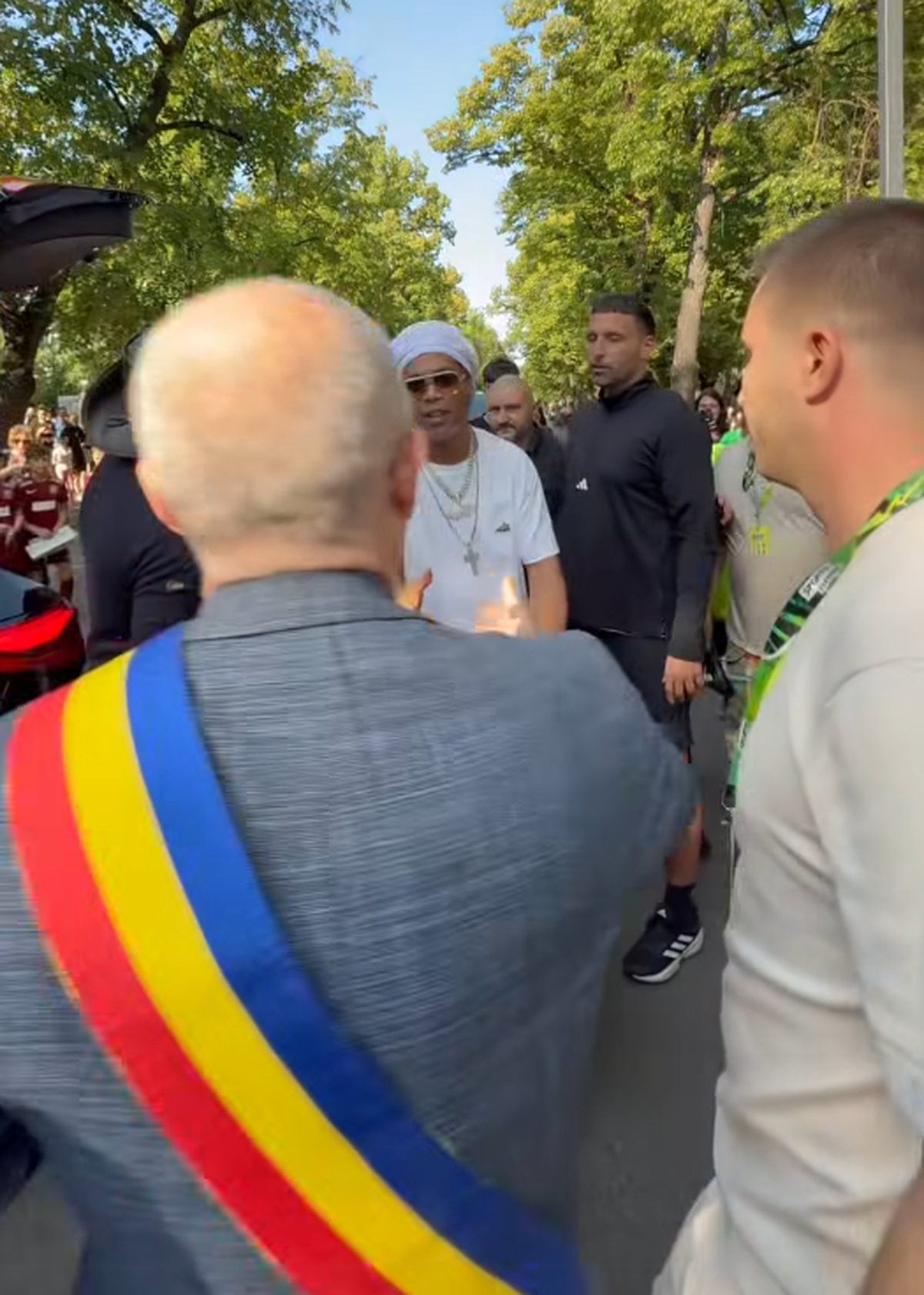 Ronaldinho a ajuns la Cluj și a fost așteptat de Emil Boc » Ce cadou i-a făcut primarul