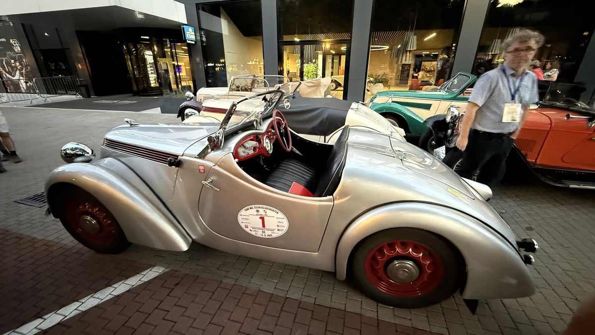 Imagini ca din perioada interbelică » Echipa GSP a participat la o cursă auto istorică: peste 100 de mașini de colecție