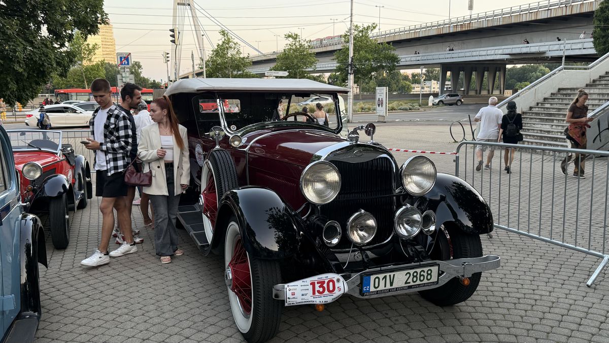 Imagini ca din perioada interbelică » Echipa GSP a participat la o cursă auto istorică: peste 100 de mașini de colecție