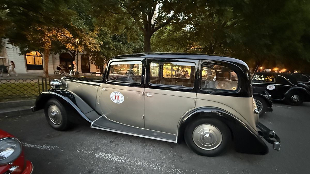 Imagini ca din perioada interbelică » Echipa GSP a participat la o cursă auto istorică: peste 100 de mașini de colecție