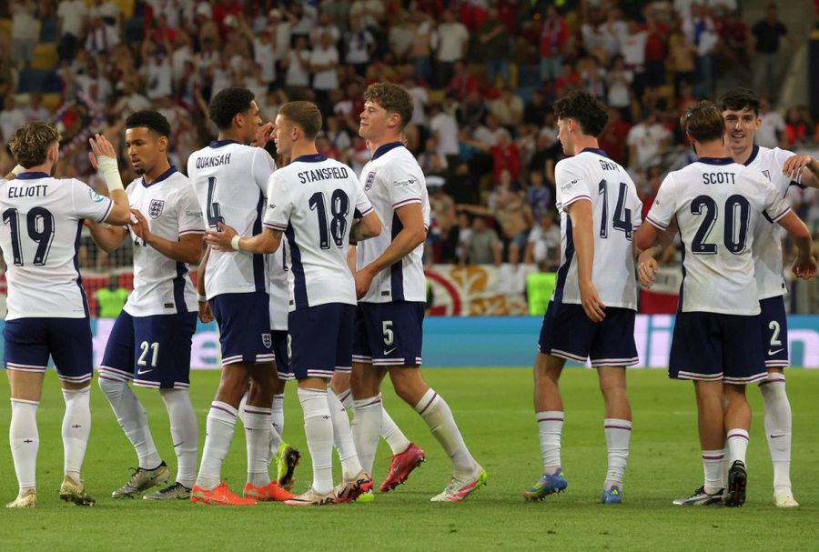 Marele Ashley Cole le-a vorbit reporterilor despre starul în ascensiune al Angliei: „Devine un jucător de top!”