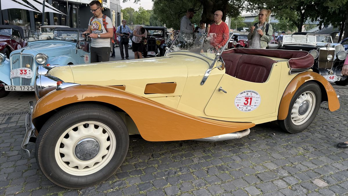 Imagini ca din perioada interbelică » Echipa GSP a participat la o cursă auto istorică: peste 100 de mașini de colecție