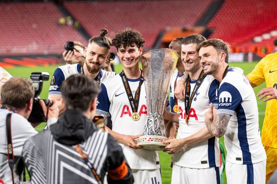 Radu Drăgușin și Archie Gray, după succesul celor de la Tottenham din finala Europa League // foto: Imago