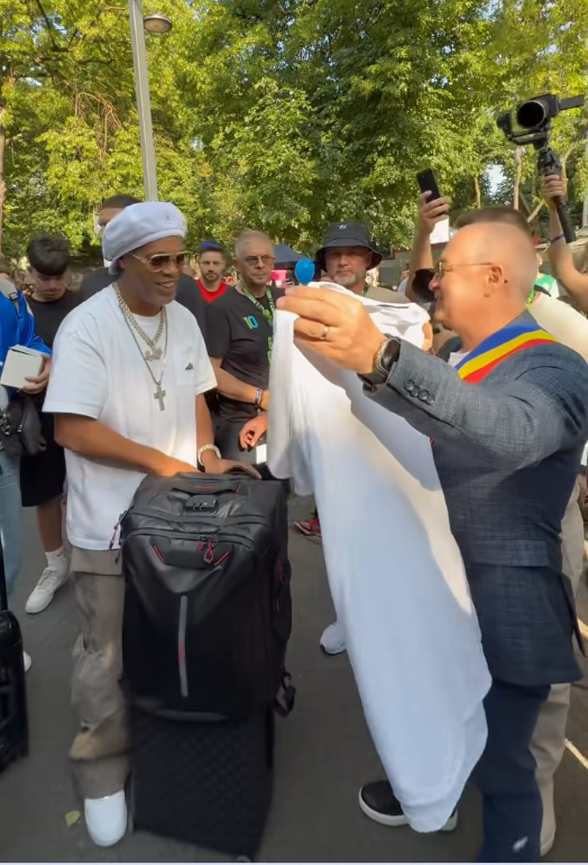 Ronaldinho a ajuns la Cluj și a fost așteptat de Emil Boc » Ce cadou i-a făcut primarul