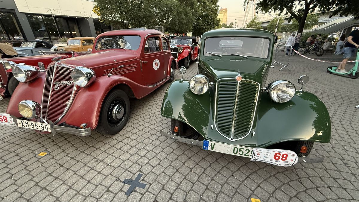 Imagini ca din perioada interbelică » Echipa GSP a participat la o cursă auto istorică: peste 100 de mașini de colecție