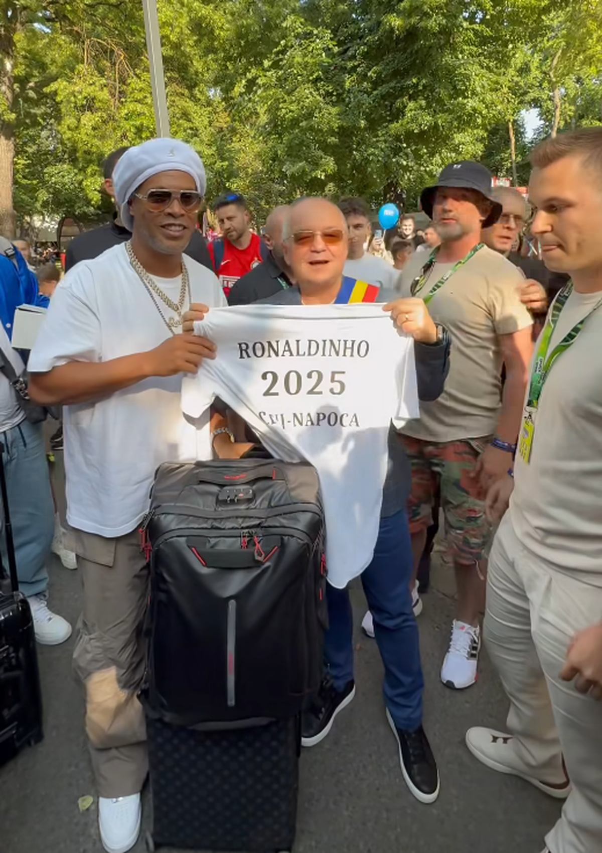 Ronaldinho a ajuns la Cluj și a fost așteptat de Emil Boc » Ce cadou i-a făcut primarul