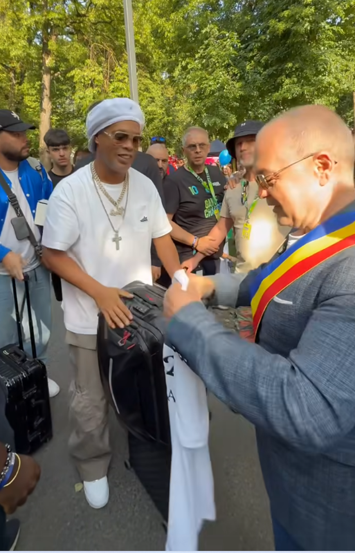 Ronaldinho a ajuns la Cluj și a fost așteptat de Emil Boc » Ce cadou i-a făcut primarul