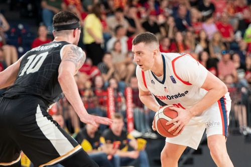 LIVE Meci de totul sau nimic în Oradea Arena! Diferență de o posesie după primele 20 de minute ale duelului CSM Oradea - U-BT Cluj-Napoca