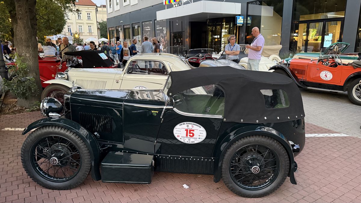 Imagini ca din perioada interbelică » Echipa GSP a participat la o cursă auto istorică: peste 100 de mașini de colecție