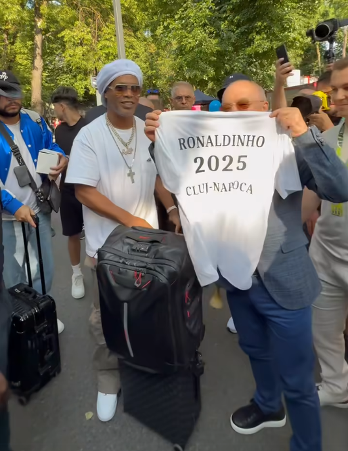 Ronaldinho a ajuns la Cluj și a fost așteptat de Emil Boc » Ce cadou i-a făcut primarul
