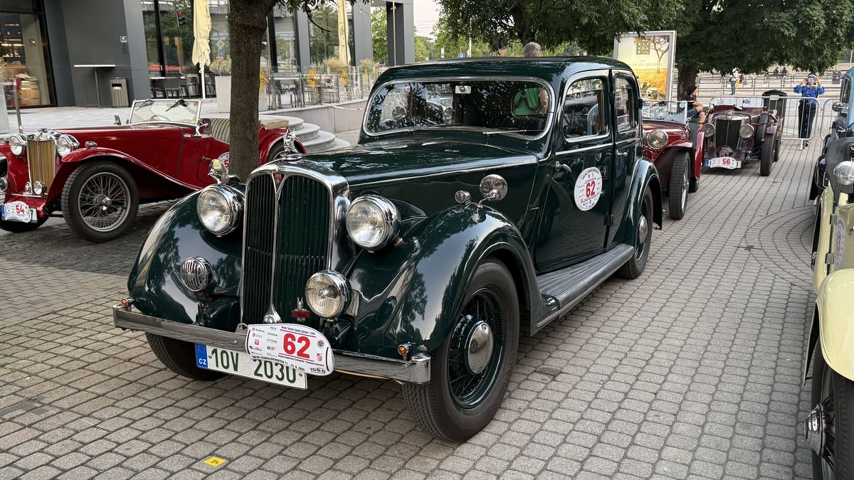 Imagini ca din perioada interbelică » Echipa GSP a participat la o cursă auto istorică: peste 100 de mașini de colecție