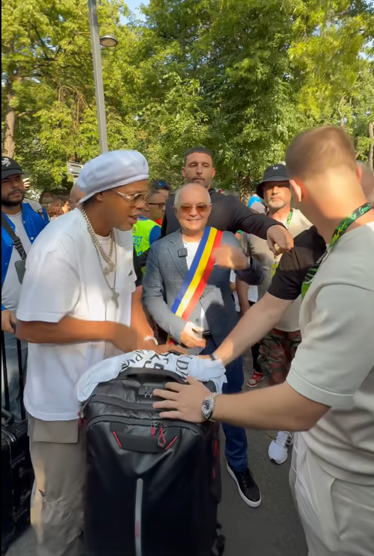 Ronaldinho a ajuns la Cluj și a fost așteptat de Emil Boc » Ce cadou i-a făcut primarul