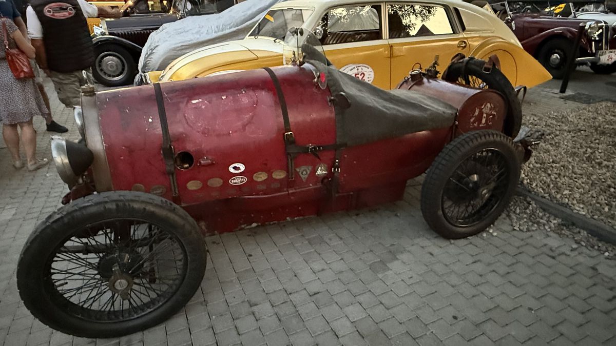 Imagini ca din perioada interbelică » Echipa GSP a participat la o cursă auto istorică: peste 100 de mașini de colecție