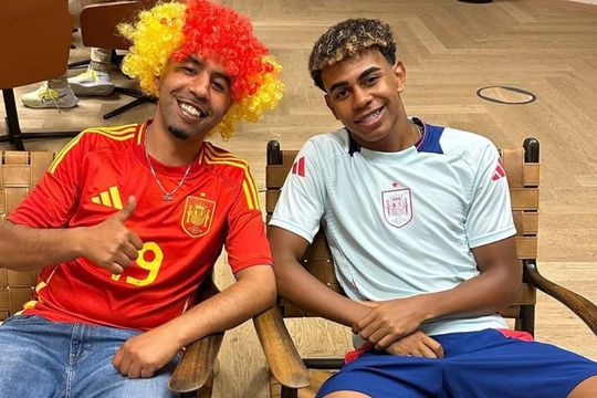 Lamine Yamal și tatăl său, după titlul european câștigat de naționala Spaniei în 2024 / Foto: Instagram