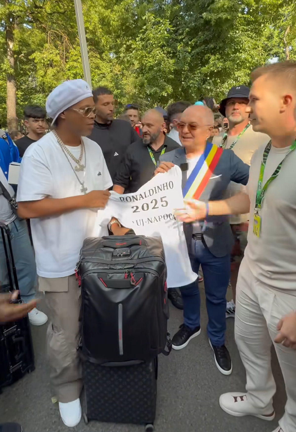 Ronaldinho a ajuns la Cluj și a fost așteptat de Emil Boc » Ce cadou i-a făcut primarul