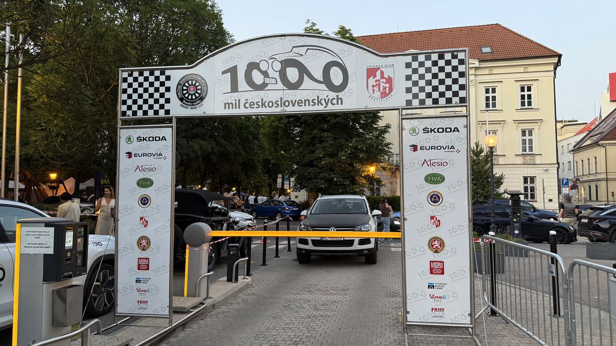 Imagini ca din perioada interbelică » Echipa GSP a participat la o cursă auto istorică: peste 100 de mașini de colecție