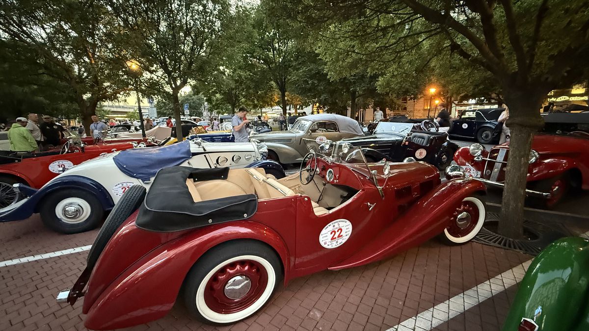 Imagini ca din perioada interbelică » Echipa GSP a participat la o cursă auto istorică: peste 100 de mașini de colecție