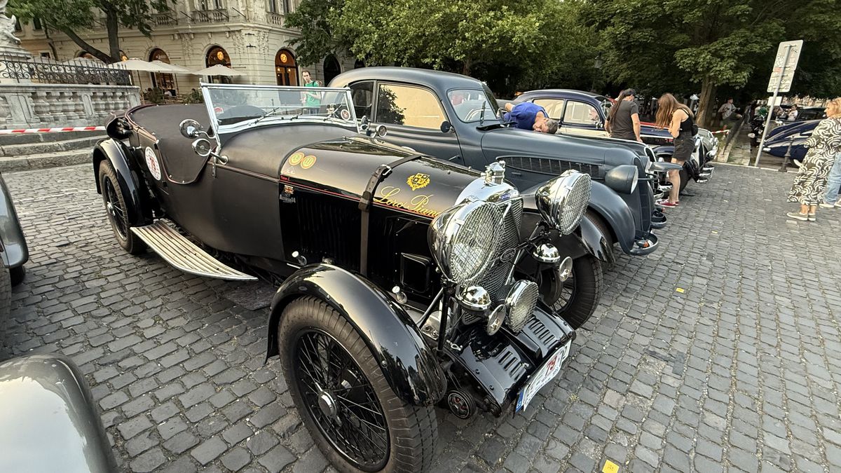 Imagini ca din perioada interbelică » Echipa GSP a participat la o cursă auto istorică: peste 100 de mașini de colecție