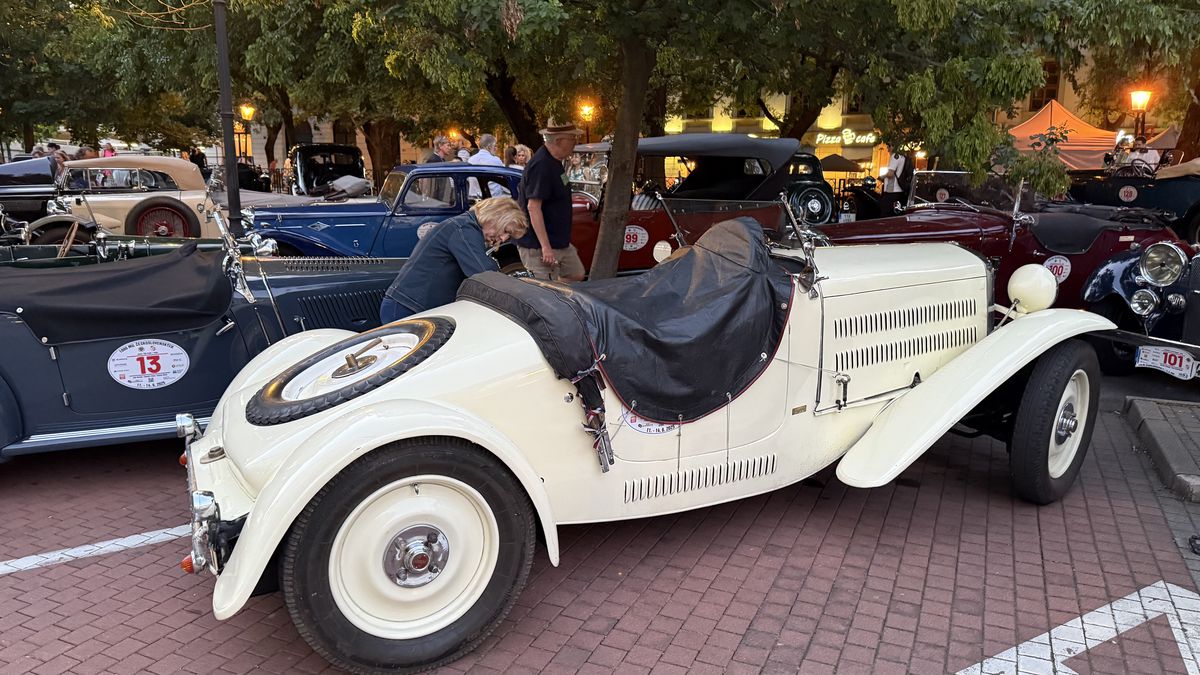 Imagini ca din perioada interbelică » Echipa GSP a participat la o cursă auto istorică: peste 100 de mașini de colecție