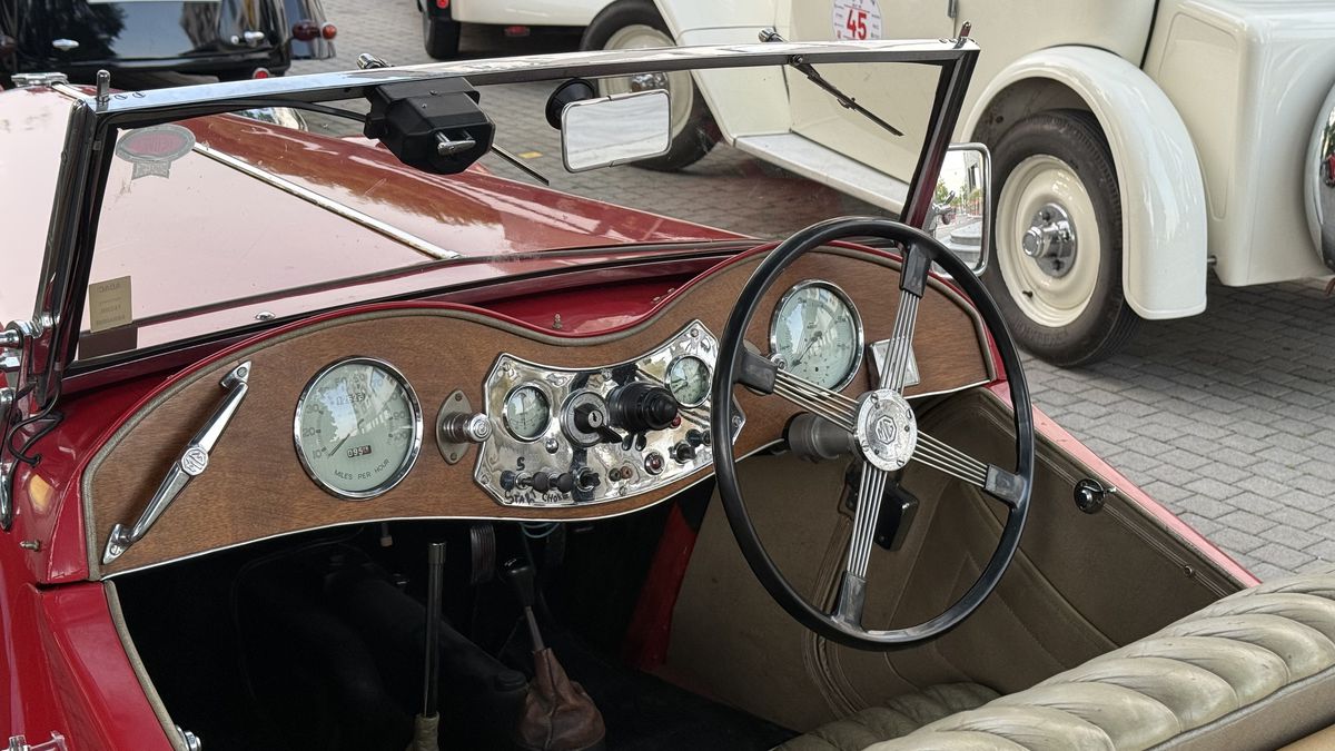 Imagini ca din perioada interbelică » Echipa GSP a participat la o cursă auto istorică: peste 100 de mașini de colecție