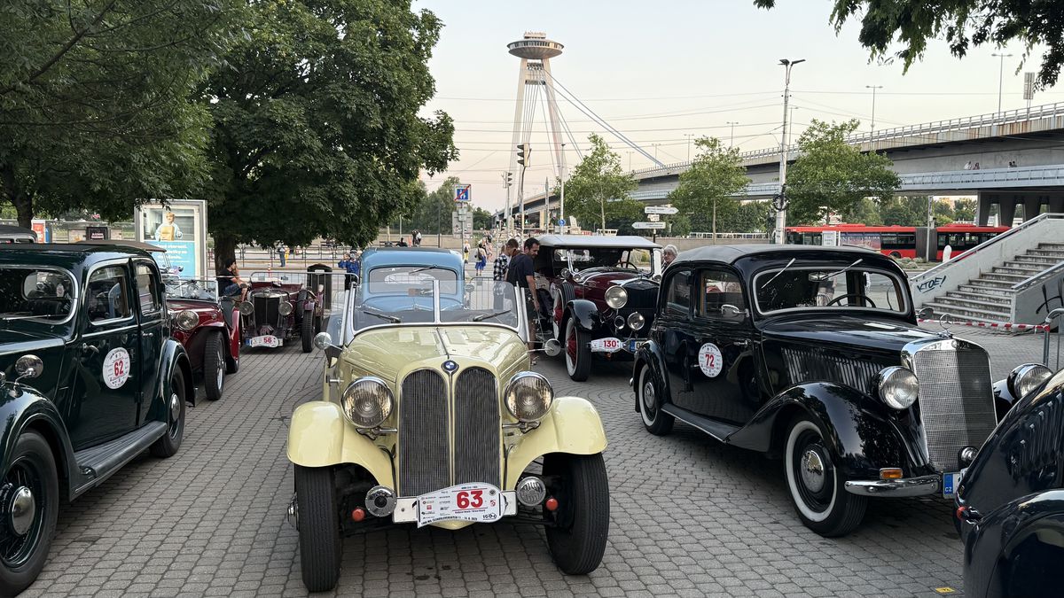 Imagini ca din perioada interbelică » Echipa GSP a participat la o cursă auto istorică: peste 100 de mașini de colecție