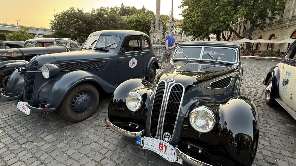 Imagini ca din perioada interbelică » Echipa GSP a participat la o cursă auto istorică: peste 100 de mașini de colecție