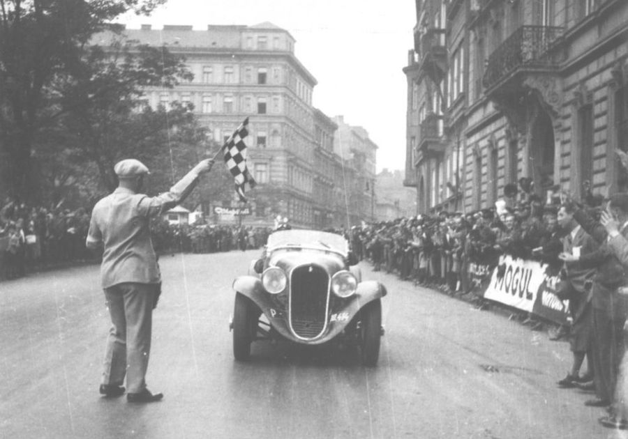 Imagine de la prima cursă, din 1933 Imagini ca din perioada interbelică » Echipa GSP a participat la o cursă auto istorică: peste 100 de mașini de colecție