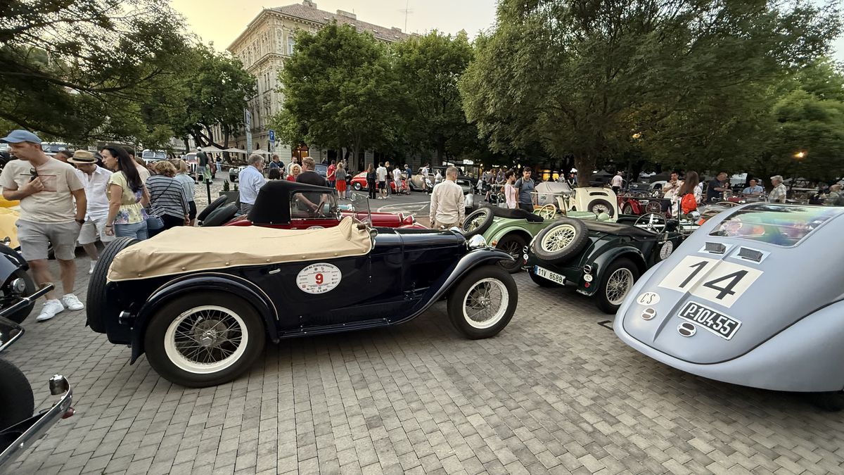 Imagini ca din perioada interbelică » Echipa GSP a participat la o cursă auto istorică: peste 100 de mașini de colecție