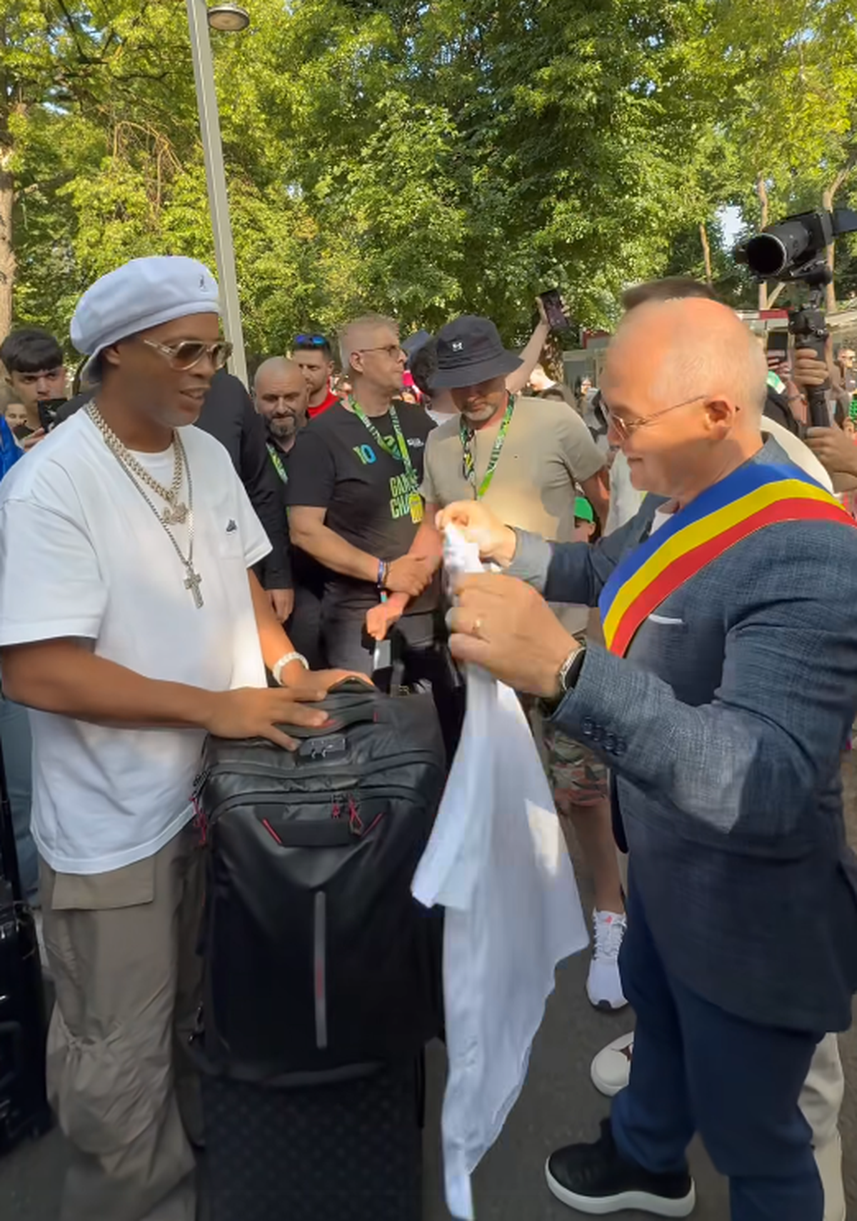 Ronaldinho a fost așteptat la Cluj de Emil Boc