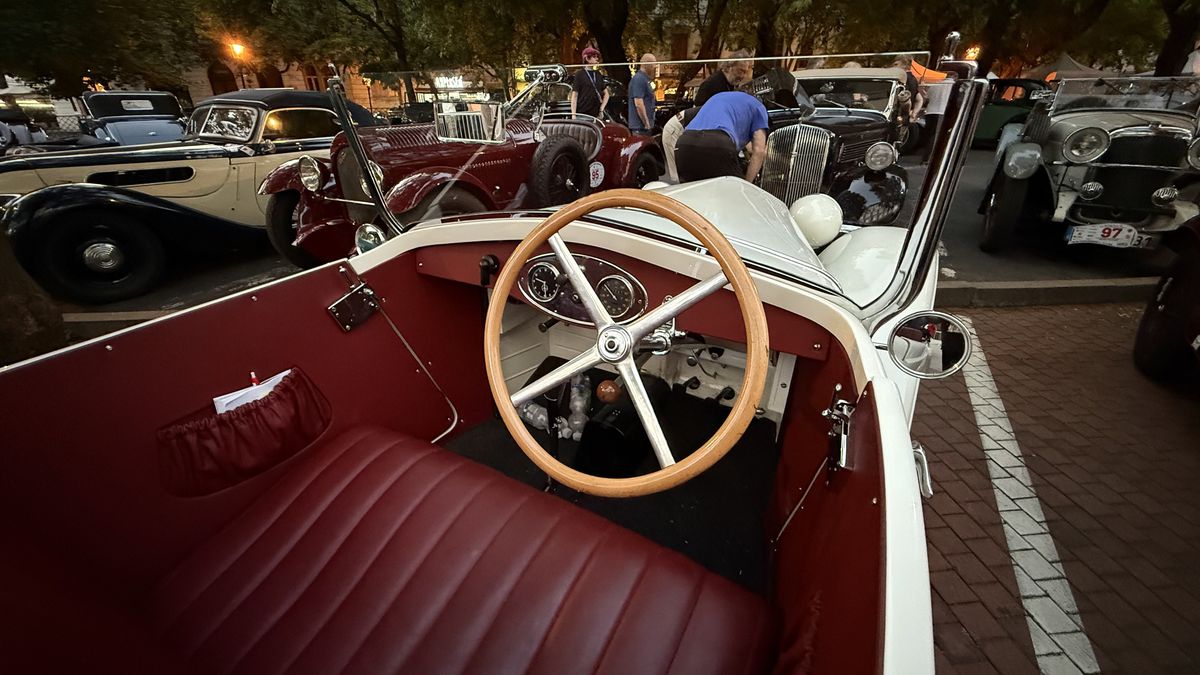 Imagini ca din perioada interbelică » Echipa GSP a participat la o cursă auto istorică: peste 100 de mașini de colecție