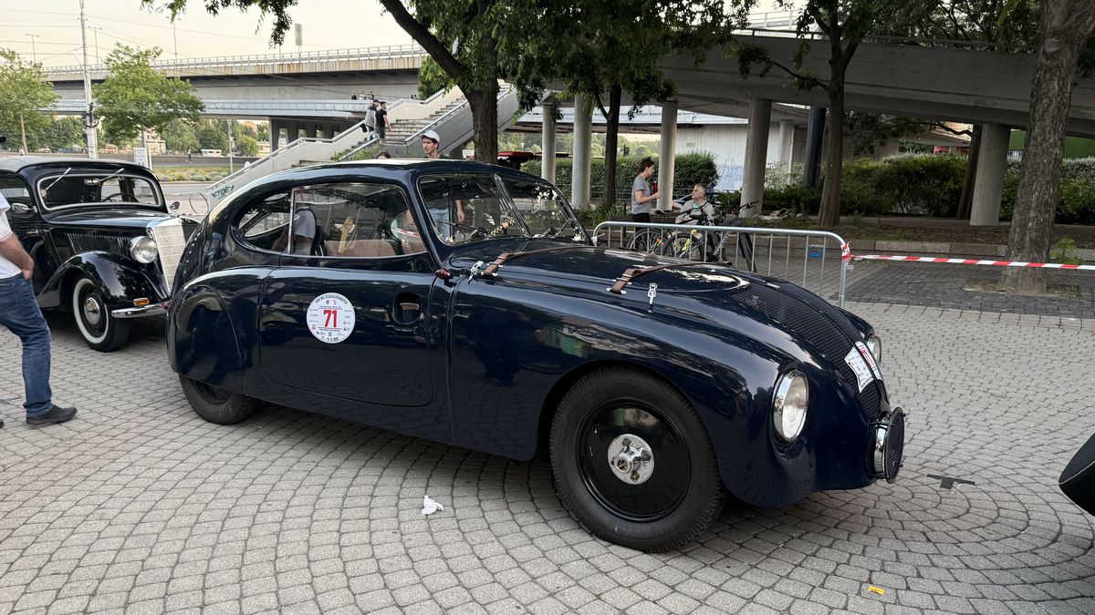 Imagini ca din perioada interbelică » Echipa GSP a participat la o cursă auto istorică: peste 100 de mașini de colecție