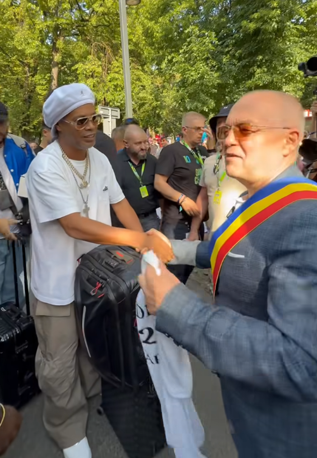 Ronaldinho a ajuns la Cluj și a fost așteptat de Emil Boc » Ce cadou i-a făcut primarul